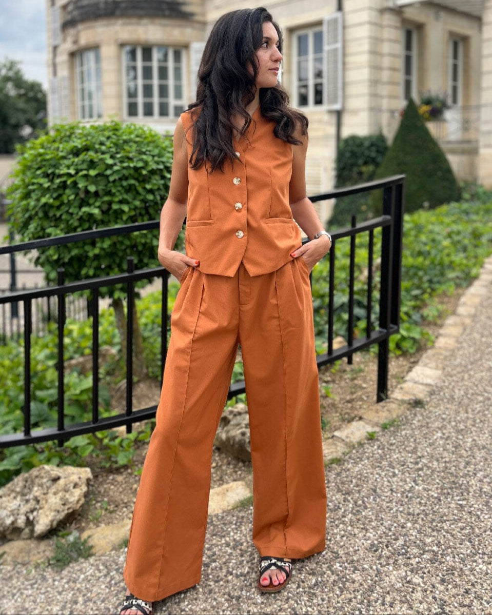 Ensemble de lin élégant en couleur orange brûlé avec boutons, parfait pour un style sophistiqué et confortable en été