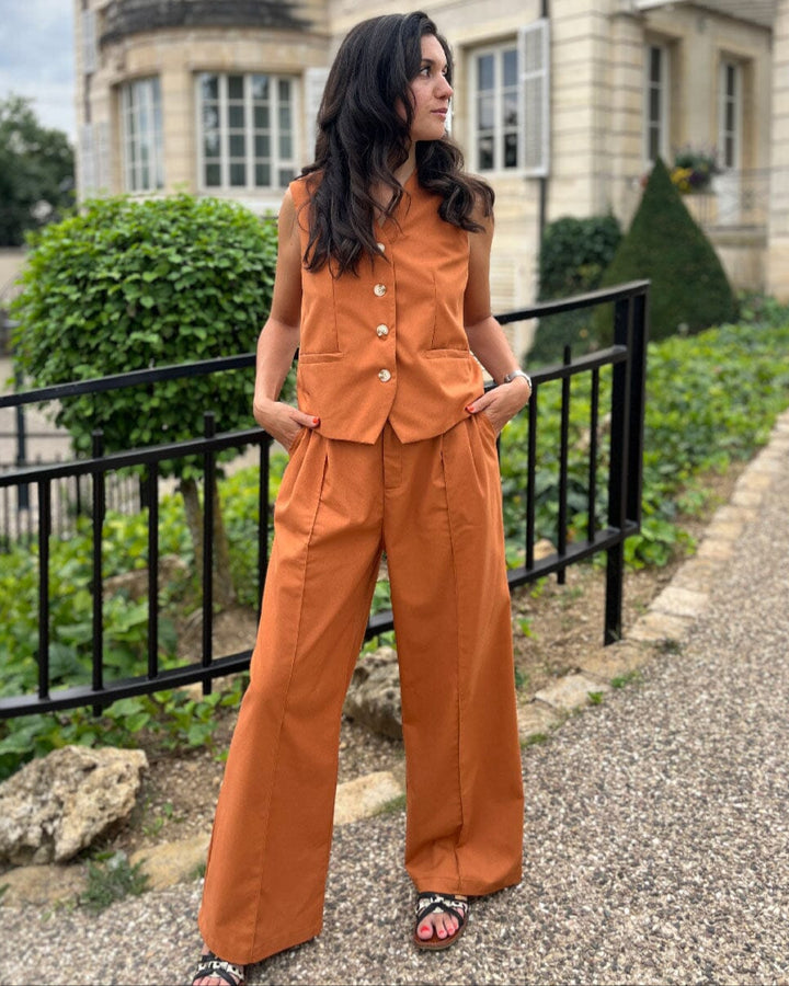 Ensemble de lin élégant en couleur orange brûlé avec boutons, parfait pour un style sophistiqué et confortable en été