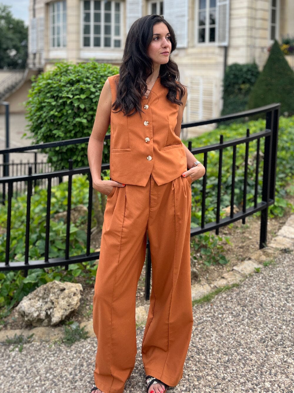 Ensemble de lin élégant en couleur orange brûlé avec boutons, parfait pour un style sophistiqué et confortable en été