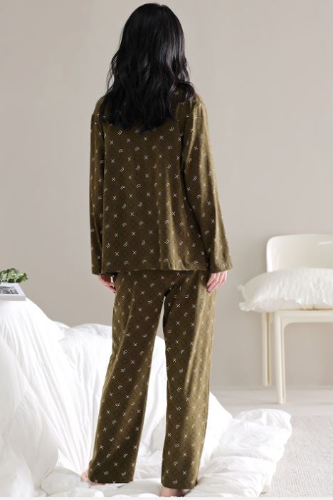 Pyjama trois pièces Moyra en velours vert avec motifs, confortable pour une nuit douce et élégante à la maison.