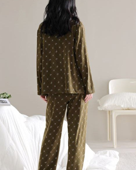 Pyjama trois pièces Moyra en velours vert avec motifs, confortable pour une nuit douce et élégante à la maison.