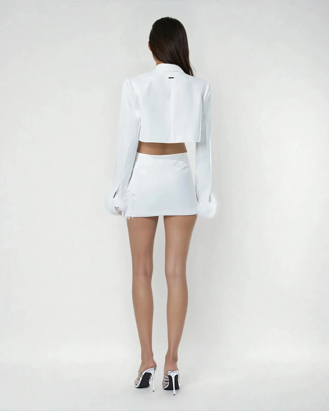 Ensemble jupe et veste Y2K Cynthia en blanc, vue de dos, nouvelle collection tendance avec détails modernes et élégants.