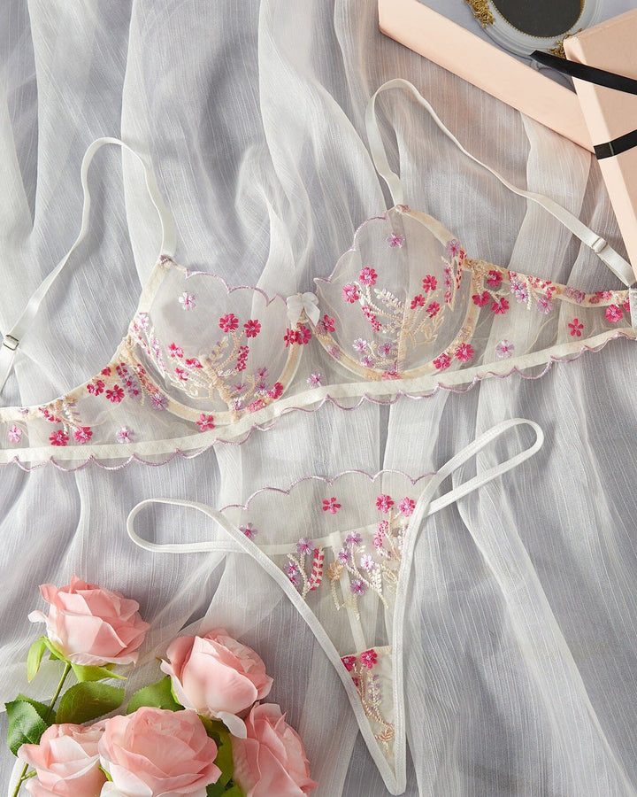 ensemble de lingerie sexy fleuri jessica en dentelle rose et blanche avec des motifs floraux sur un fond textile delicate