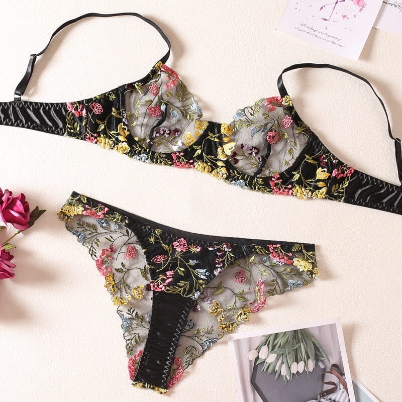 Ensemble lingerie dentelle noire pour femme avec motifs floraux colorés, modèle Emilia élégant et raffiné pour toutes occasions.