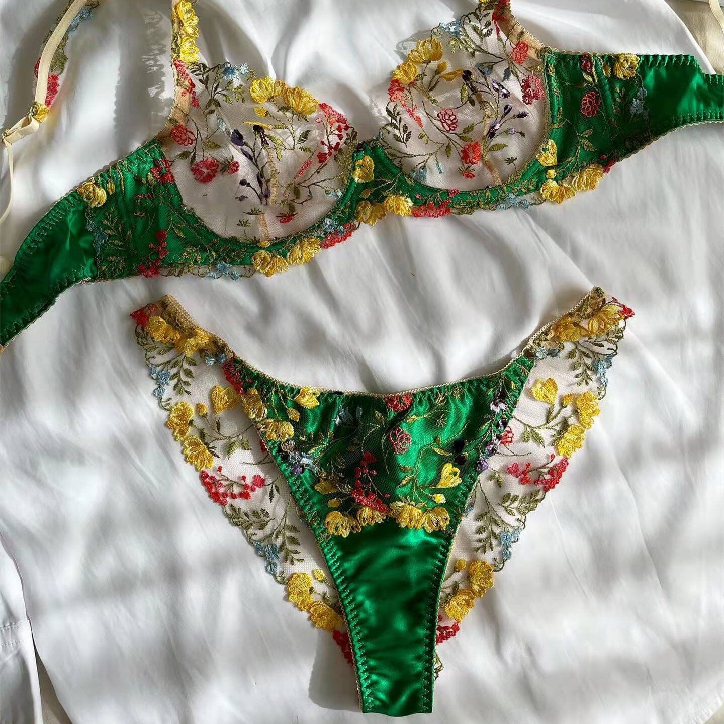 ensemble lingerie dentelle vert et jaune emilia pour femme avec motifs floraux brodés, soutien-gorge et culotte assortis