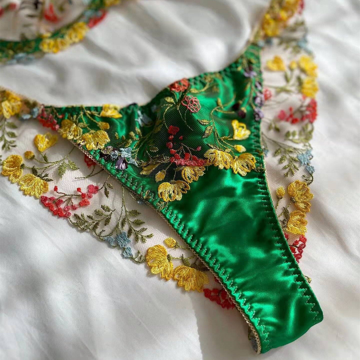 ensemble lingerie en dentelle verte avec motifs floraux colorés et détails brodés délicats pour femme