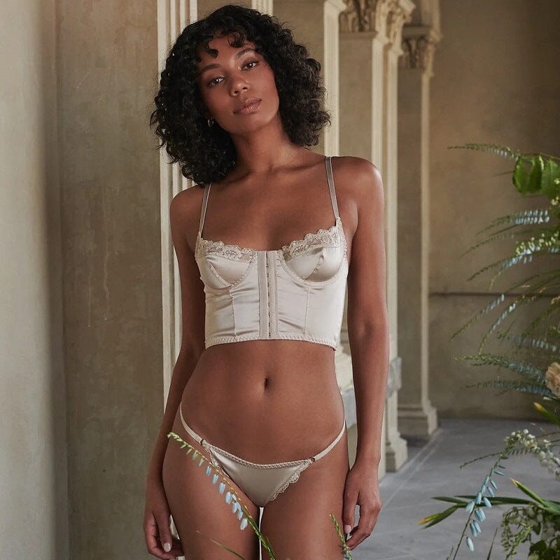 ensemble lingerie en satin ivoire pour femme modèle eliana avec soutien-gorge à armatures et culotte échancrée