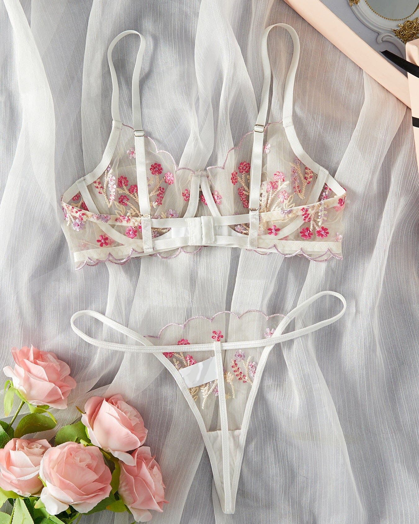 ensemble lingerie sexy fleuri jessica en dentelle transparente blanche avec motif floral rose et détails féminins