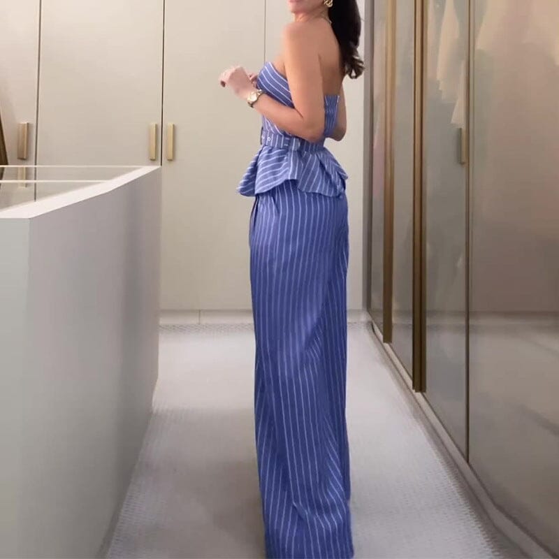 femme portant un ensemble pantalon à rayures bleu sans bretelles avec un volant, dans un dressing moderne