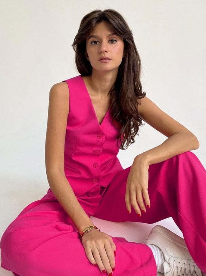 ensemble pantalon fluide et haut pour femme en rose vif, avec des boutons sur le devant et une coupe décontractée