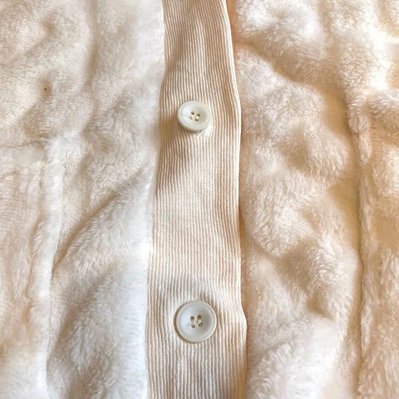 gros plan tissu doux et boutons ensemble pyjama femme hiver annab8f1