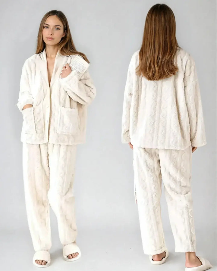 Pyjama d'hiver confortable pour femme, en tissu doux et chaud, parfait pour les soirées cocooning à la maison.
