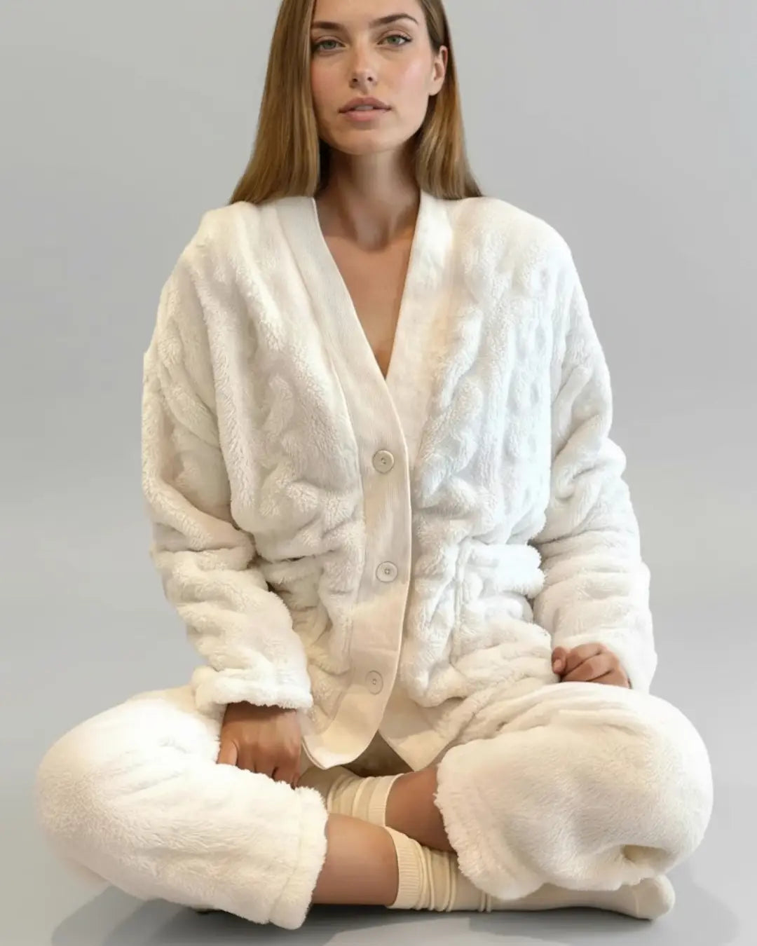 Ensemble pyjama hiver pour femme, confortable et élégant, en tissu doux et chaud, idéal pour les soirées froides.