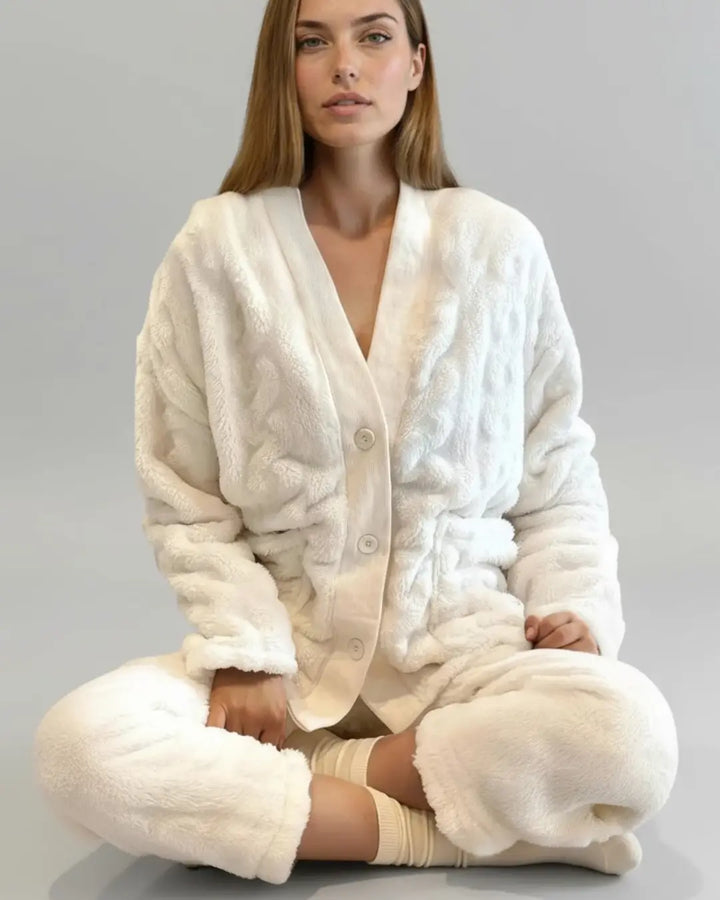 Ensemble pyjama hiver pour femme, confortable et élégant, en tissu doux et chaud, idéal pour les soirées froides.