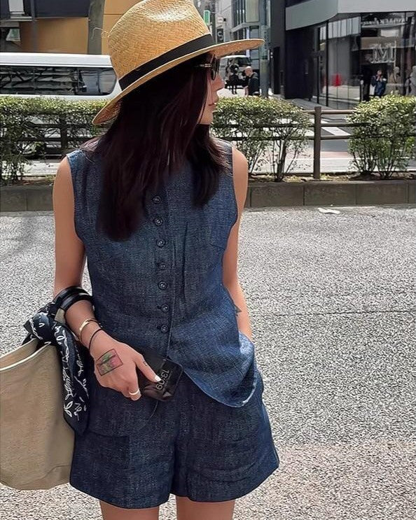 femme portant un ensemble short tee-shirt en jean, accessoirisé avec un chapeau de paille et un sac en toile