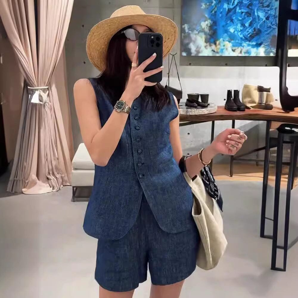 femme portant ensemble short tee-shirt angeline bleu en tissu léger, avec chapeau de paille et sac beige dans une boutique élégante