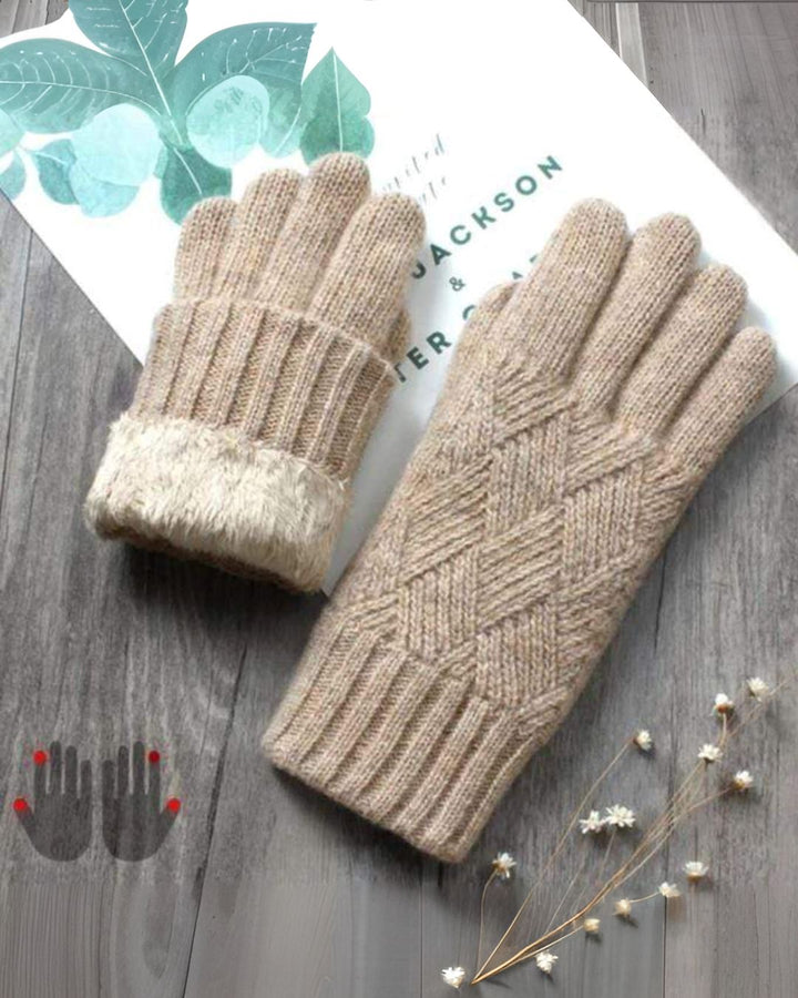 Gants en polaire tactile pour femme avec motif en chevrons sur fond en bois, idéal pour l'hiver et le style quotidien.