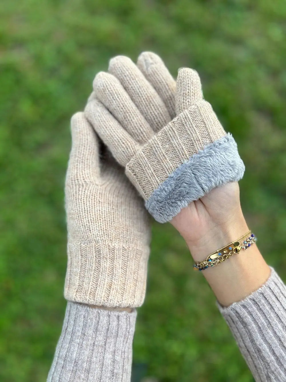 Gants en polaire tactile pour femme avec motif en chevrons sur fond en bois, idéal pour l'hiver et le style quotidien.