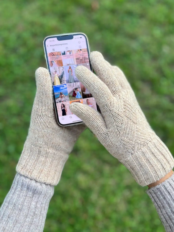 Gants en polaire tactile pour femme avec motif en chevrons sur fond en bois, idéal pour l'hiver et le style quotidien.
