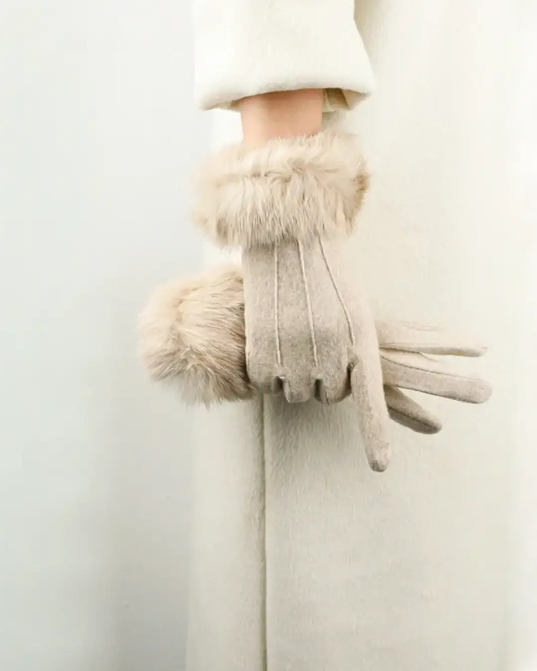 Gants en cachemire doux et élégants avec bordure en fausse fourrure pour un style chic et moderne, modèle Lisa.
