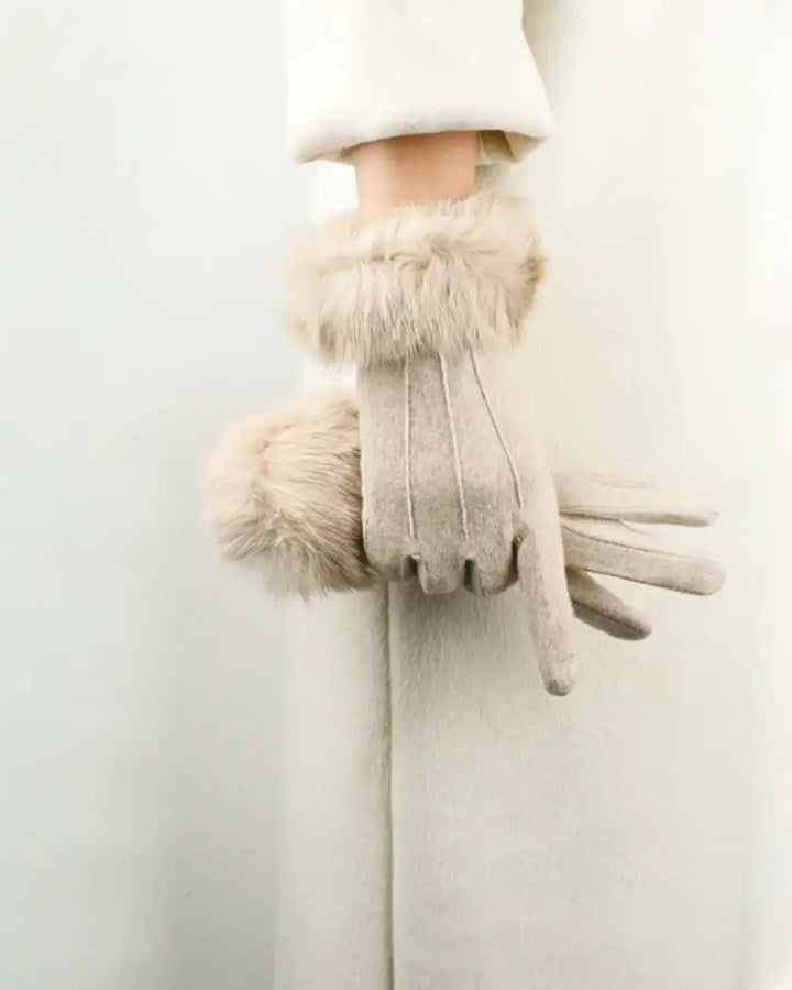 Gants en cachemire doux et élégants avec bordure en fausse fourrure pour un style chic et moderne, modèle Lisa.