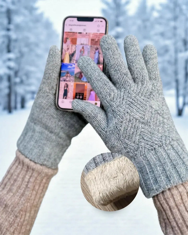 Gants polaires tactiles femme en laine grise, idéal pour utiliser un smartphone en hiver grâce à sa texture isolante.