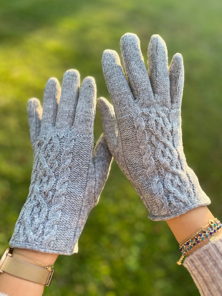 gants tactiles polaire femme léna en laine gris clair avec intérieur douillet, portés par une femme en pull blanc côtelé