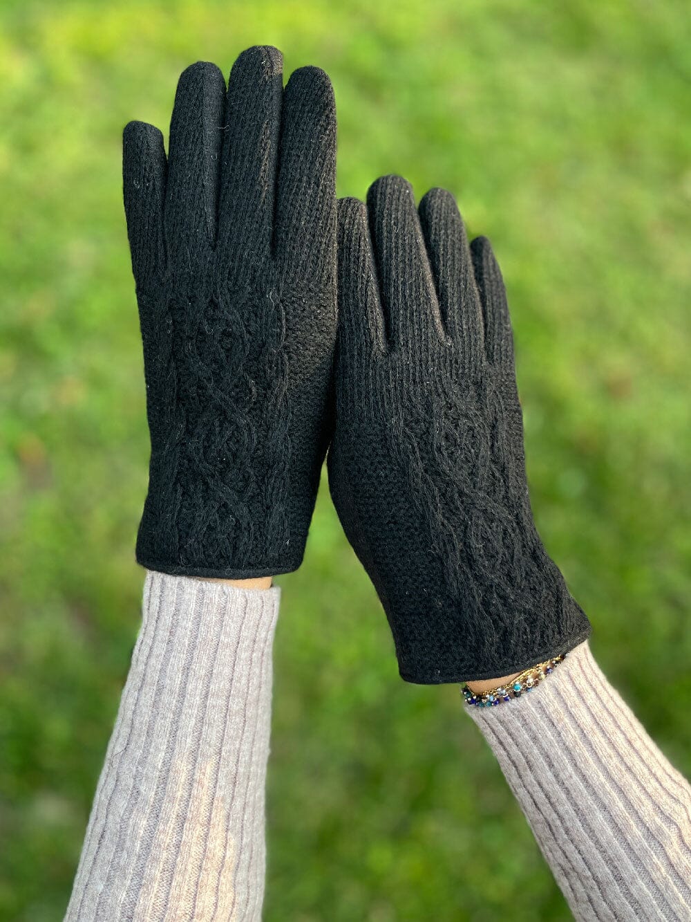 gants tactiles polaire noir pour femme léna posés sur une table avec une tasse de café et un bouton de jean