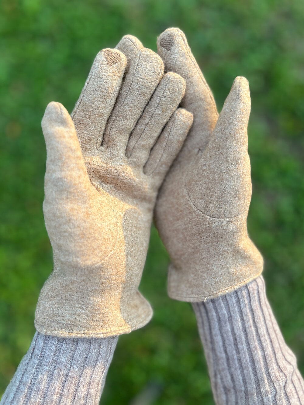 gants tactiles polaire pour femme léna avec intérieur douillet en laine beige et design élégant, parfaits pour l’hiver