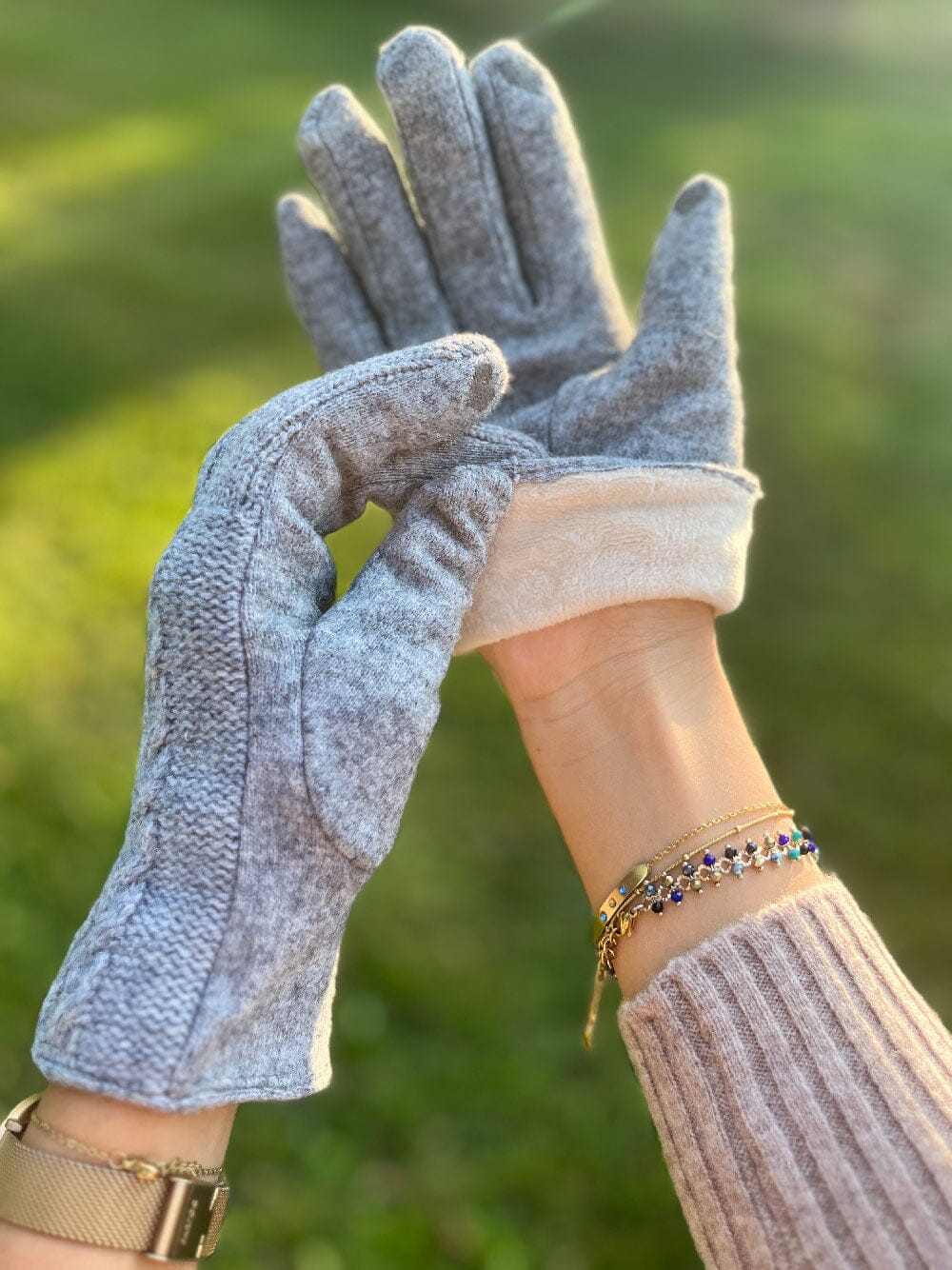 gants tactiles polaire femme léna en laine gris clair avec intérieur douillet, portés par une femme en pull blanc côtelé