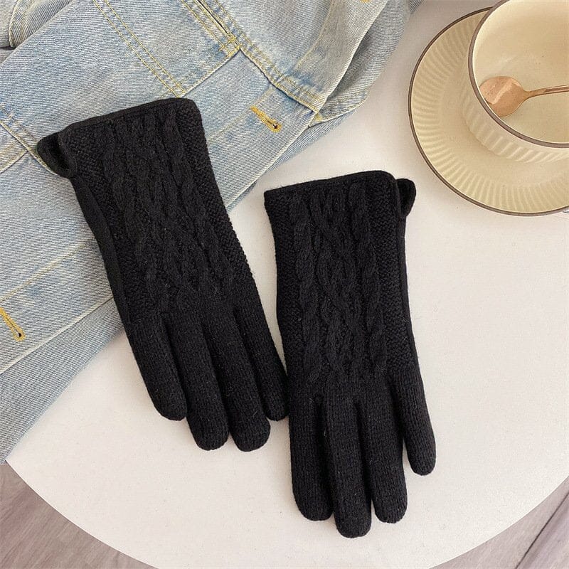 gants tactiles polaire noir pour femme léna posés sur une table avec une tasse de café et un bouton de jean