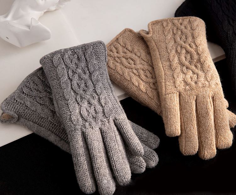 gants tactiles en polaire pour femme léna disponibles en gris et beige avec un design en torsades tricotées élégantes et chaudes