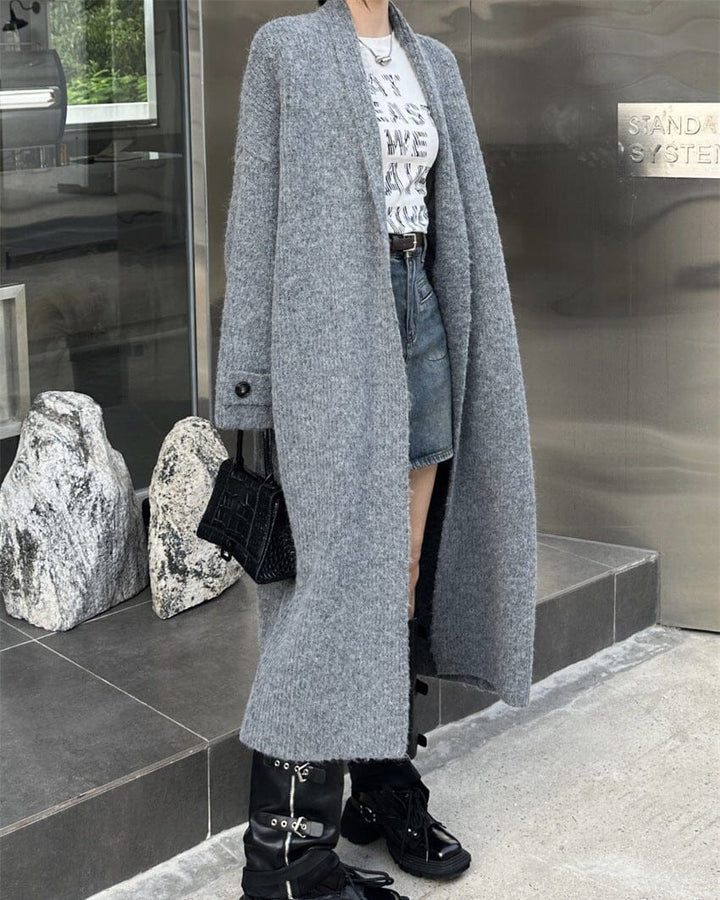 Gilet long en grosse maille Thaïs gris élégant, idéal pour une tenue automnale, avec une allure moderne et cosy.