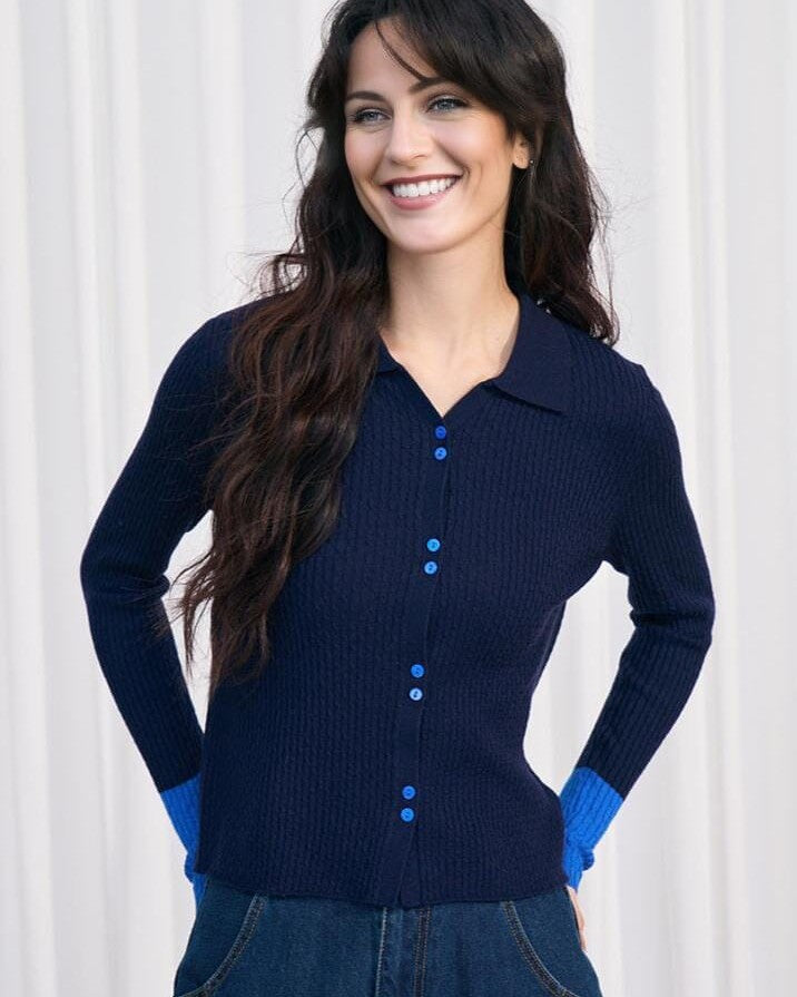 gilet en laine bleu marine pour femme, modèle dora, avec boutons bleus, manches longues et col, élégant et chaleureux