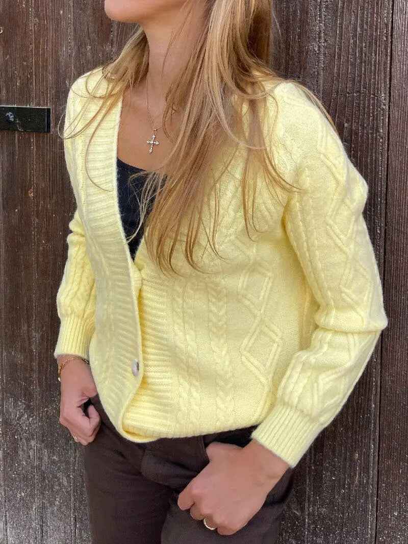 femme portant un gilet grosse maille épais modèle Albane