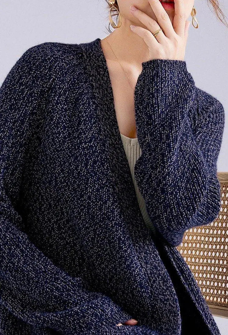 gilet long en laine et cachemire bleu foncé pour femme avec de grandes manches pour un look à la fois élégant et confortable