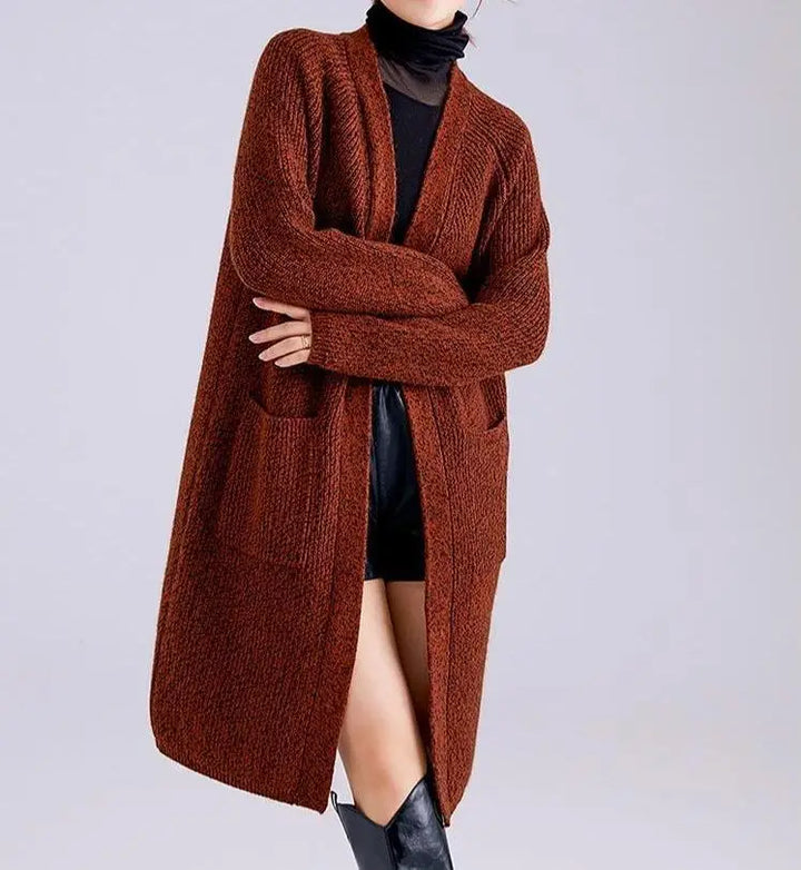 gilet long laine et cachemire lyna marron pour femme élégant avec poches, porté sur une tenue noire et des bottes