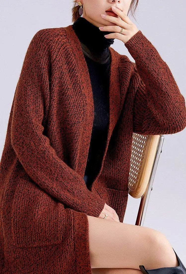 gilet long en laine et cachemire marron pour femme, chic et confortable, porté sur une robe noire élégante