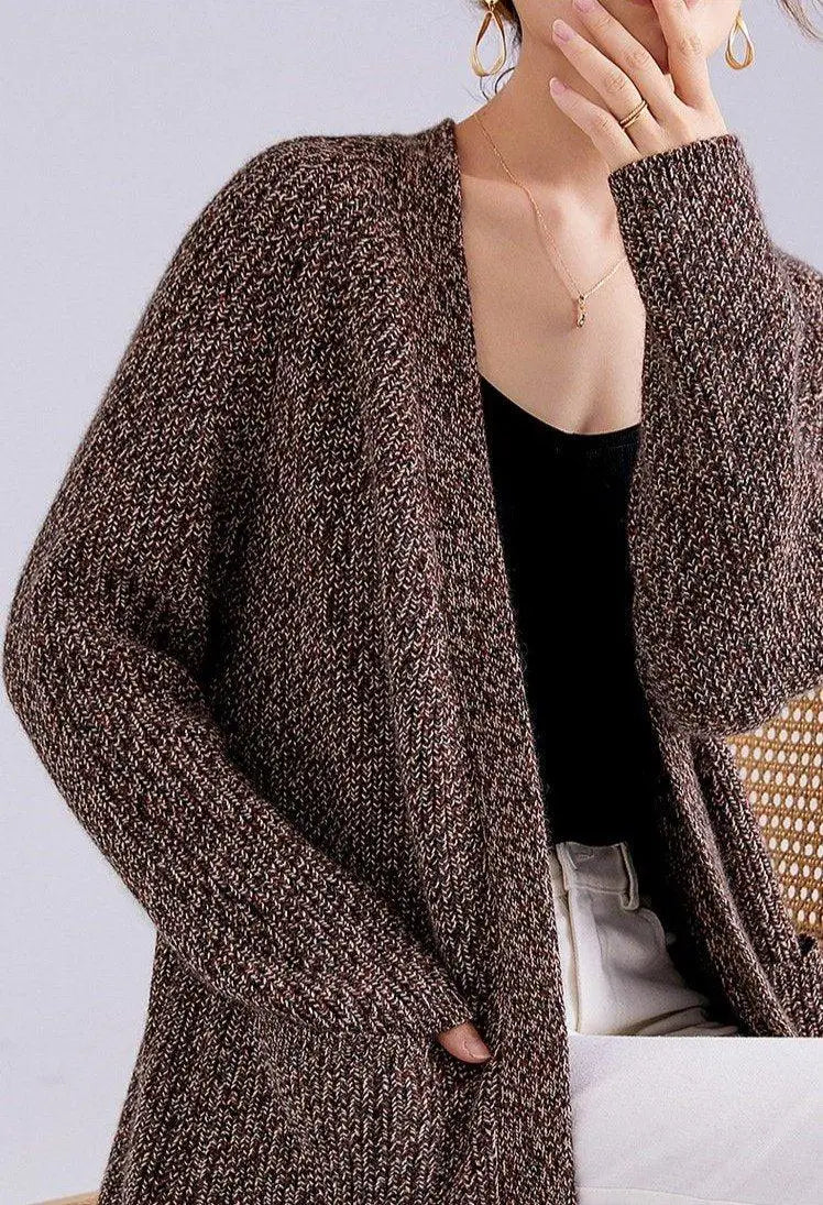 Gilet long en laine et cachemire pour femme, modèle Lyna, couleur marron chiné, porté sur un fond neutre.