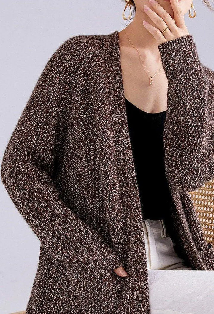 Gilet long en laine et cachemire pour femme, modèle Lyna, couleur marron chiné, porté sur un fond neutre.