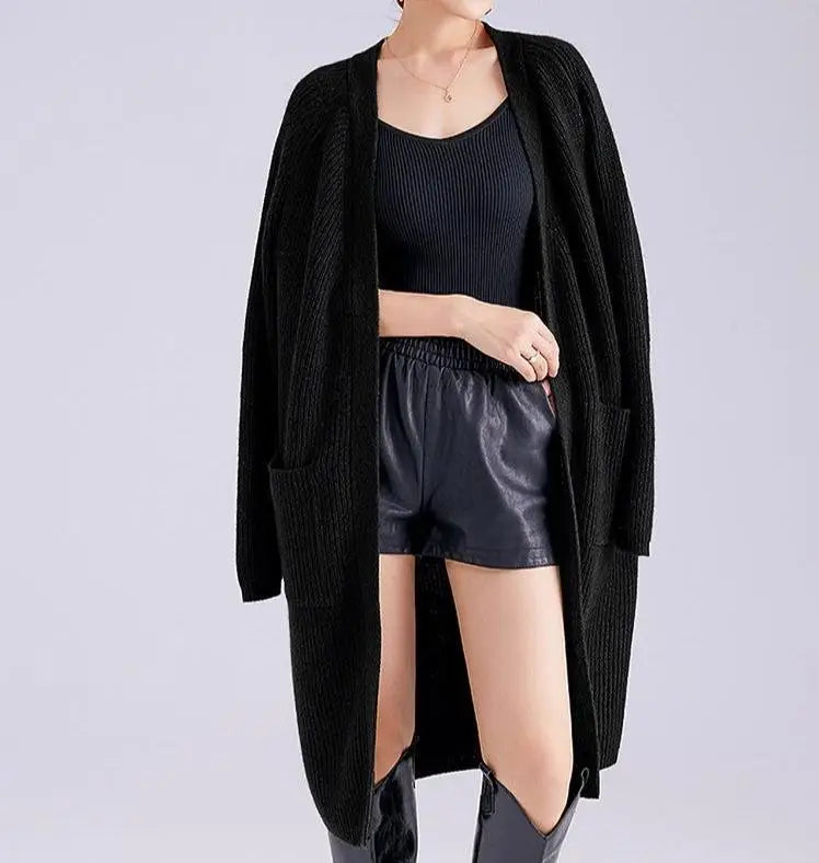 Gilet long en laine et cachemire noir pour femme, modèle Lyna, idéal pour un look chic et décontracté.