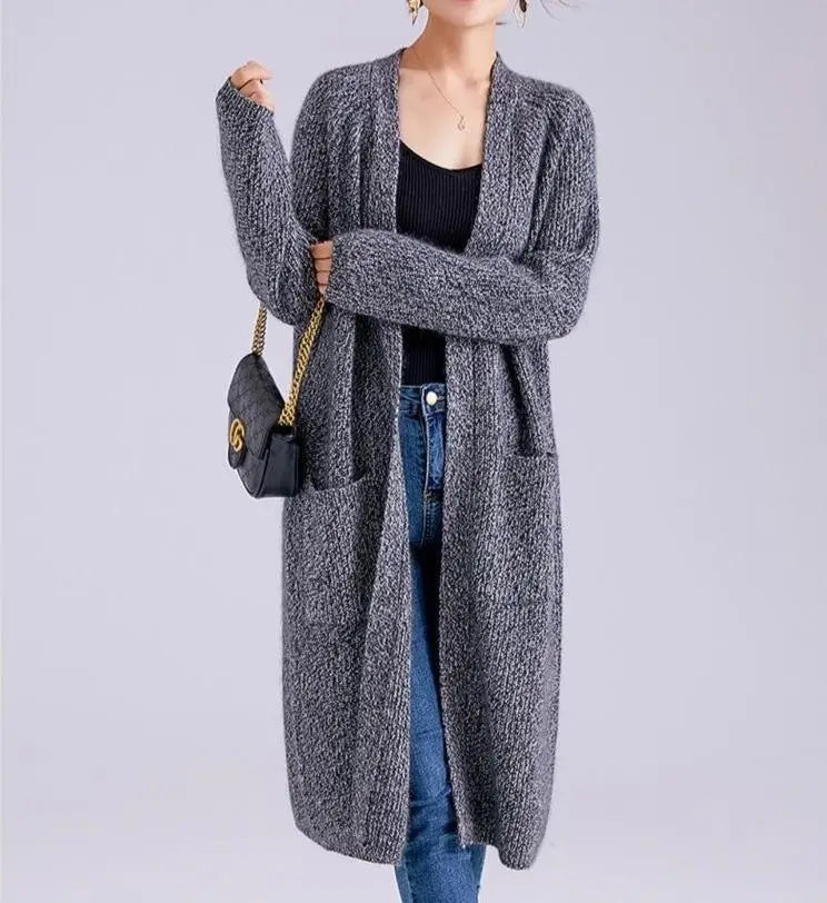 gilet long laine et cachemire femme gris pour un look chic et décontracté, porté avec un top noir et un jean denim