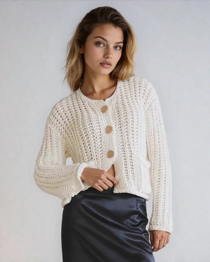 Gilet en maille col rond Annabelle porté par une femme, boutons en bois, style élégant et moderne, vêtement chic.