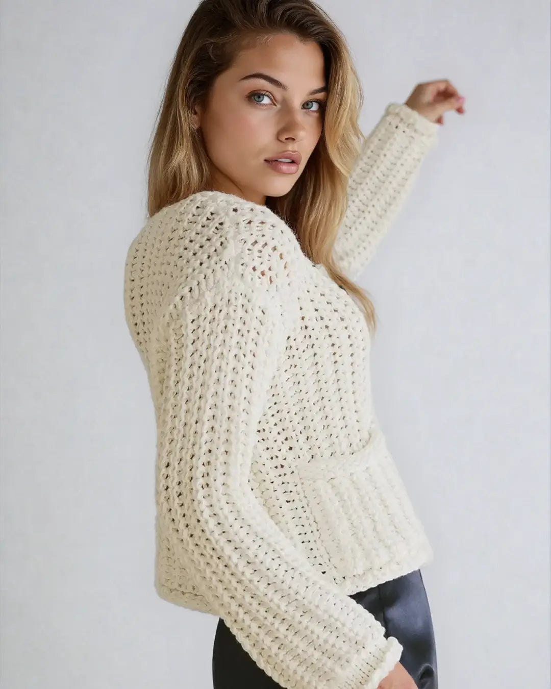 Gilet en maille col rond Annabelle porté, doux et élégant, parfait pour un look automnal chic et confortable.