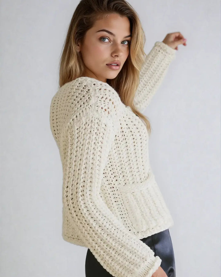 Gilet en maille col rond Annabelle porté, doux et élégant, parfait pour un look automnal chic et confortable.