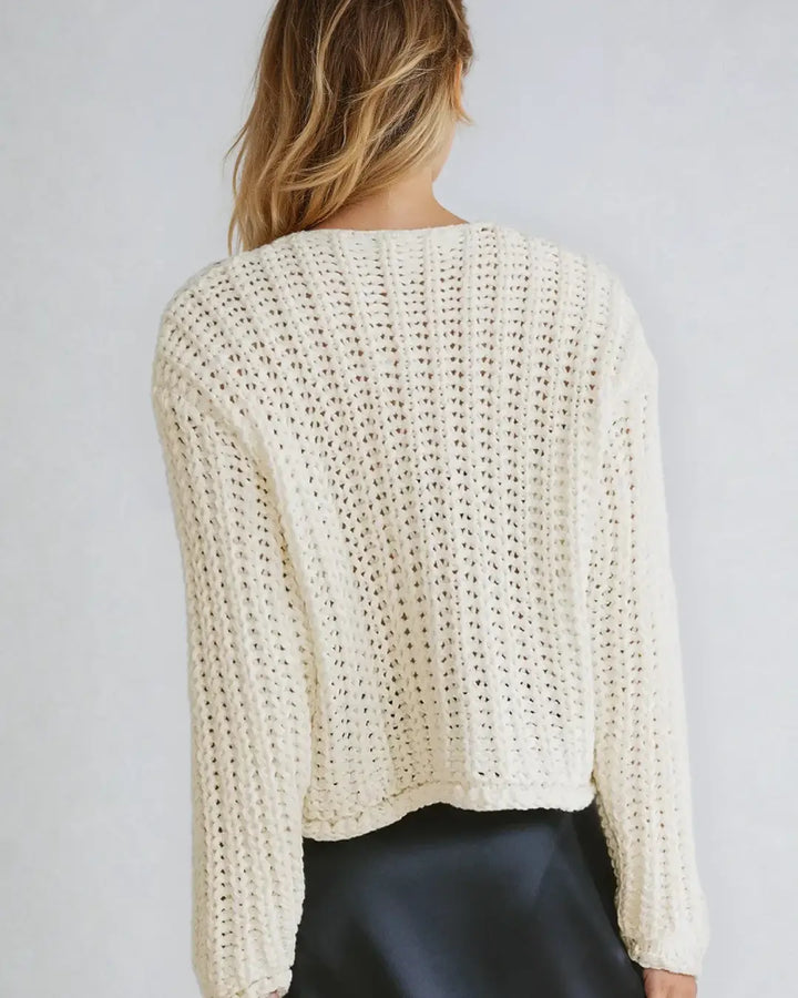 Vue arrière du gilet en maille col rond Annabelle, élégant et confortable pour une tenue automnale tendance.