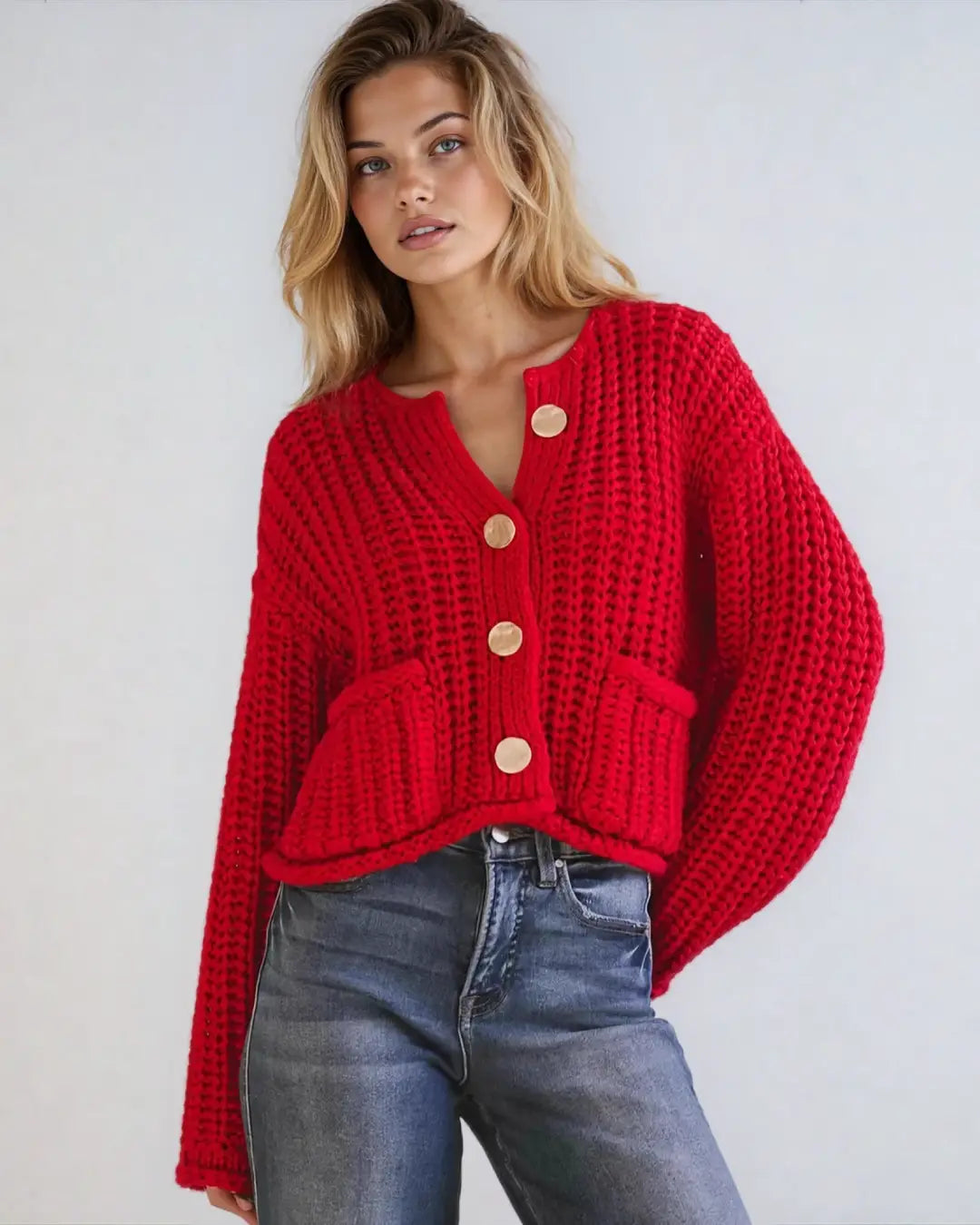 Gilet en maille rouge à col rond Annabelle pour femme avec boutons dorés, élégant et idéal pour l'hiver.