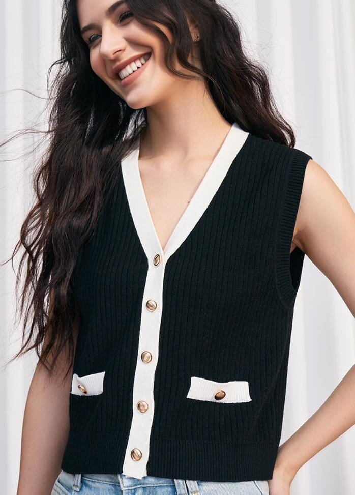 pull sans manche col v arielle en tricot noir avec bordures blanches et boutons dorés, nouvelle collection femme