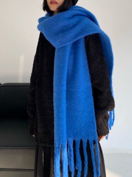 écharpe chaude pour femme cindy en laine bleue, mode hiver élégante, accessoire pour tenue féminine style chic et confortable