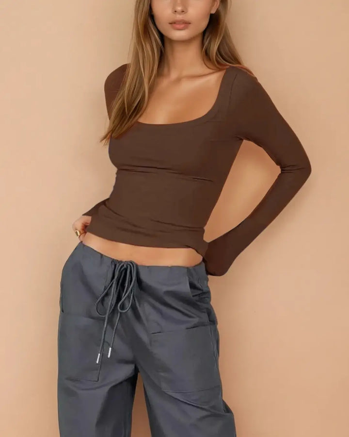 T-shirt à manches longues femme en couleur marron, stylisé et moulant, idéal pour une tenue élégante et moderne.